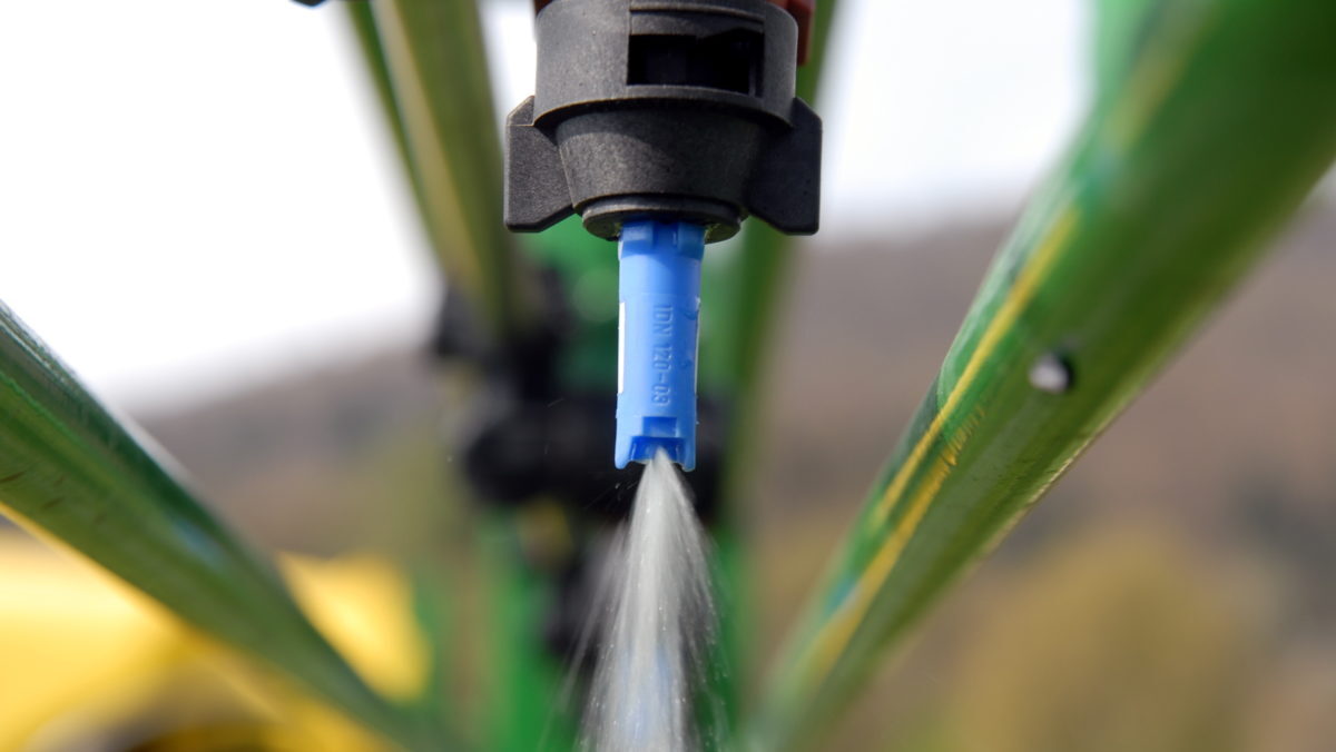 Detailaufnahme einer Spritzdüse einer John Deere Anhängespritze