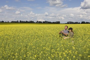 farmers-in-oilrape-field-lowres (Syngenta)